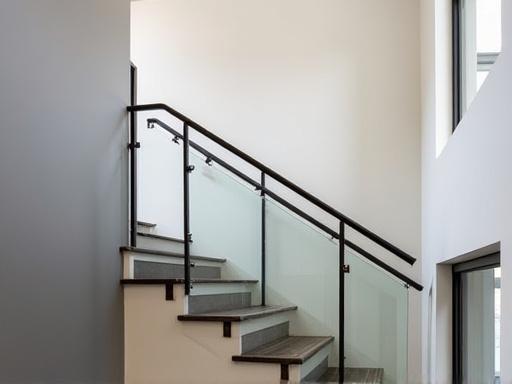 Moderne stål gelænder på en indendørs trappe